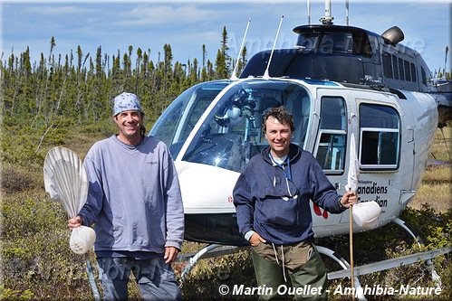 Martin Ouellet et Patrick Galois devant un hélicoptère